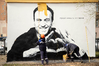 Arbeiter übermalen in St. Petersburg ein Graffiti mit dem Konterfei von Nawalny. Auf der Wand steht: „Held unserer Zeit“. Foto: dpa/AP/Ivan Petrov