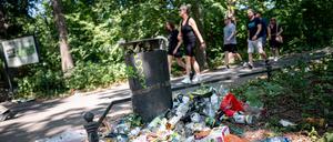 09.07.2023, Berlin: Müll und Flaschen liegen am Sonntagnachmittag im Tiergarten entlang der Route der gestrigen Technoparade «Rave the Planet». Foto: Christoph Soeder/dpa +++ dpa-Bildfunk +++