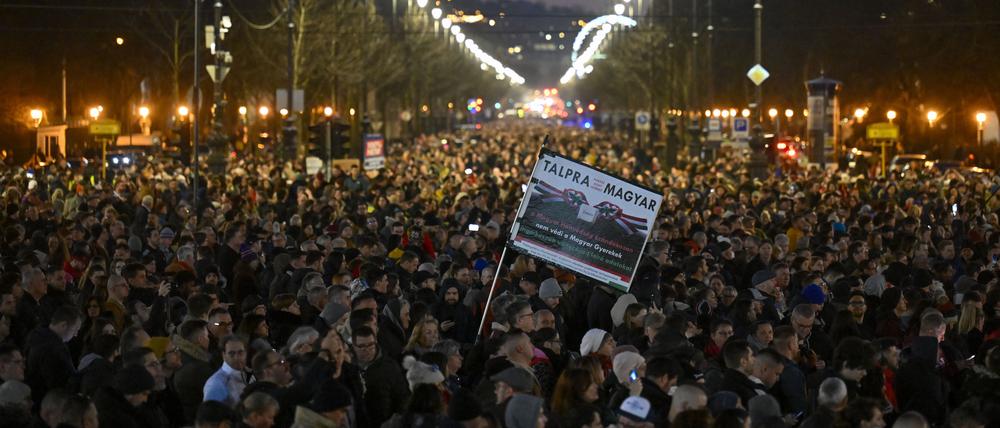Menschen nehmen an einer Demonstration auf dem Heldenplatz teil. Die Demonstranten fordern einen Wandel in der politischen Kultur des Landes, nachdem Ungarns Staatspräsidentin Katalin Novak am 10.02.2024 auf Druck von Opposition und Regierung zurückgetreten ist.