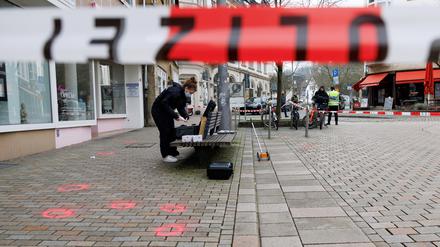 Eine Polizeibeamtin der Kriminaltechnik am abgesperrten Tatort in der Bielefelder Innenstadt.