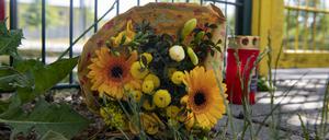 Blumen und Kerze erinnern in Lichtenberg an einen 15-Jährigen aus Berlin, der nach einer Schlägerei bei einem Fußballturnier in Frankfurt/Main verstarb.
