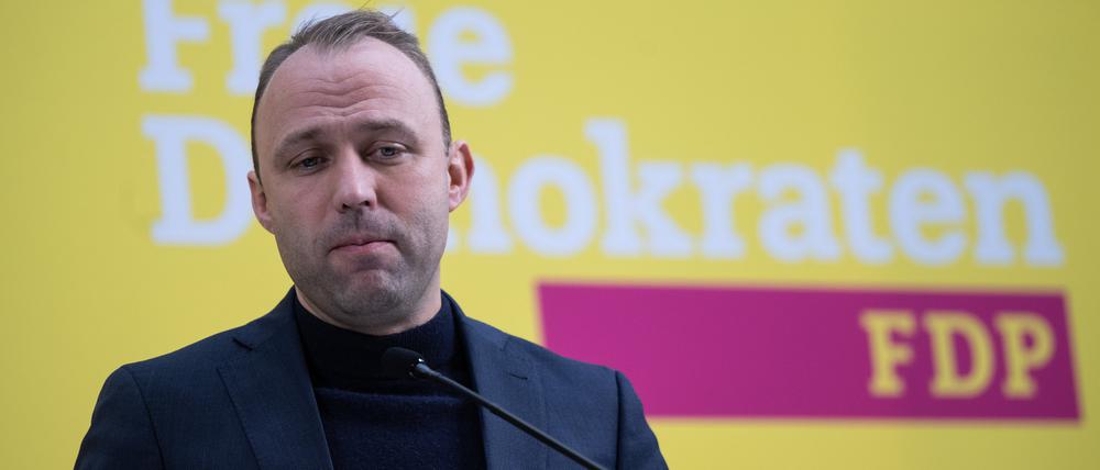  Sebastian Czaja, Spitzenkandidat der FDP Berlin, spricht während einer Pressekonferenz zum Ergebnis der Wiederholungswahl zum Berliner Abgeordnetenhaus im Hans-Dietrich-Genscher-Haus. Mit 4,6 Prozent hat die FDP den Einzug ins Abgeordnetenhaus verpasst. 