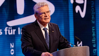Altbundespräsident Joachim Gauck hat eine wichtige Debatte angestoßen. Foto: SWR/WDR/Herby Sachs