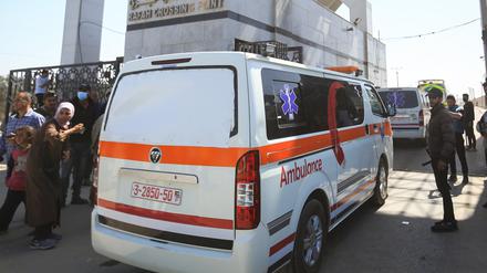 Krankenwagen mit den Leichen der Mitarbeiter der Hilfsorganisation World Central Kitchen, die bei einem israelischen Luftangriff getötet wurden, fahren über den Grenzübergang Rafah nach Ägypten. 