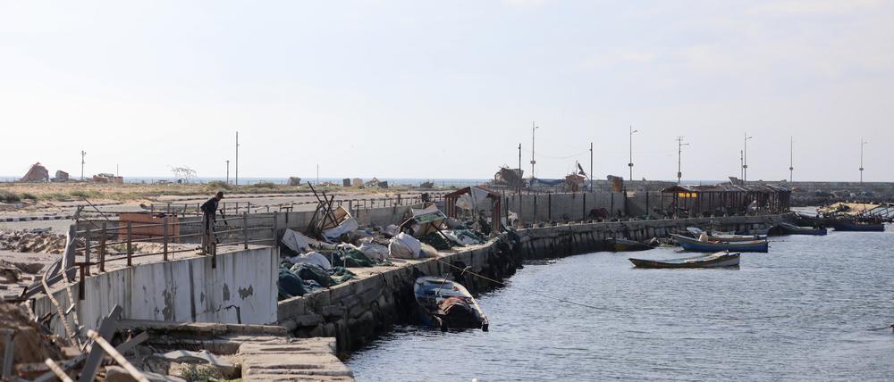20.02.2024, Palästinensische Gebiete, Gaza-Stadt: Blick auf einen beschädigten Hafen in Gaza-Stadt. Foto: Mohammed Ali/XinHua/dpa +++ dpa-Bildfunk +++