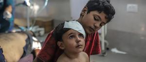 Palästinensische Kinder warten im Schifa-Krankenhaus im Gazastreifen auf ihre Behandlung.