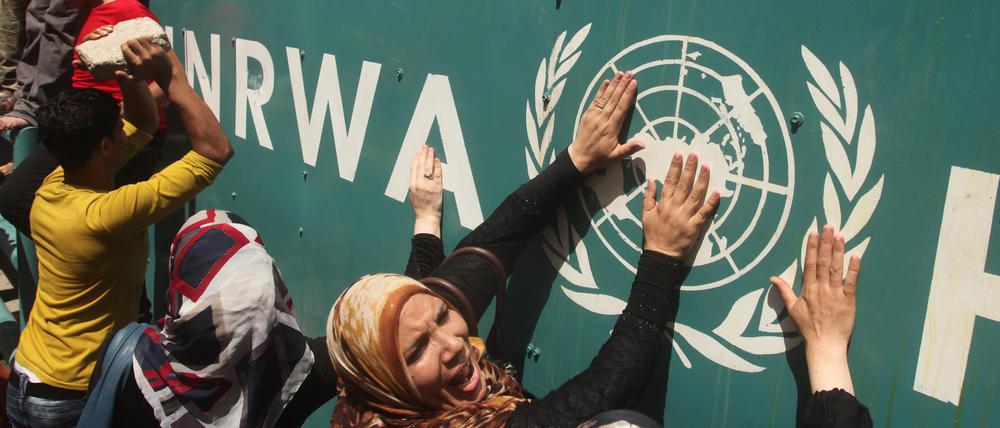 Palästinensische Anhänger protestieren gegen das UNRWA.