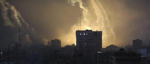 Palästinensische Gebiete, Gaza-Stadt: Rauch von Explosionen, verursacht durch israelischen Beschuss im nördlichen Gazastreifen, steigen in den nächtlichen Himmel.