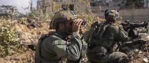 Dieses vom israelischen Militär über AP zur Verfügung gestellte Foto soll israelische Soldaten während einer Bodenoperation im Gazastreifen zeigen.