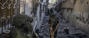 Auf diesem undatierten Foto, das vom israelischen Militär zur Verfügung gestellt wurde, gehen israelische Soldaten zwischen zerstörten Häusern. 