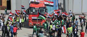 21.10.2023, Ägypten, Rafah: Lastwagen eines Hilfskonvois kehren auf die ägyptische Seite zurück, nachdem sie über den Grenzübergang Rafah zwischen Ägypten und dem Gazastreifen Hilfsgüter in den Gazastreifen geliefert haben. Zwanzig Lastwagen mit medizinischen Hilfsgütern erreichten den Gazastreifen, berichtet der ägyptische Fernsehsender al-Qahera News. Foto: Sayed Hassan/dpa +++ dpa-Bildfunk +++