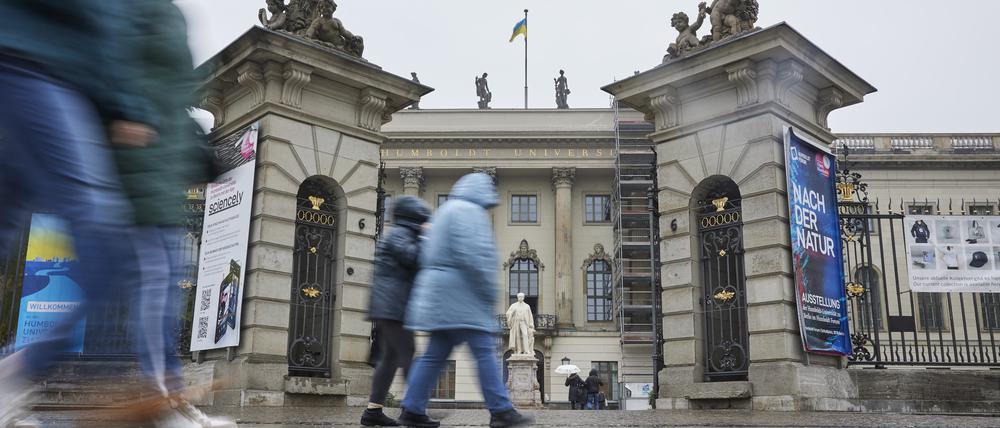Blick auf den Zugang zum Hauptgebäude der Humboldt-Universität zu Berlin. Der Hamas-Angriff auf Israel hat auch Auswirkungen auf die Berliner Universitäten. 