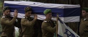 Die Trauer um die eigenen Opfer steht im Vordergrund der Berichterstattung in Israel.