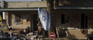 Eine israelische Flagge hängt im Kibbuz Kfar Azza in der Nähe des Gazastreifens zwischen zerstörten Häusern. 