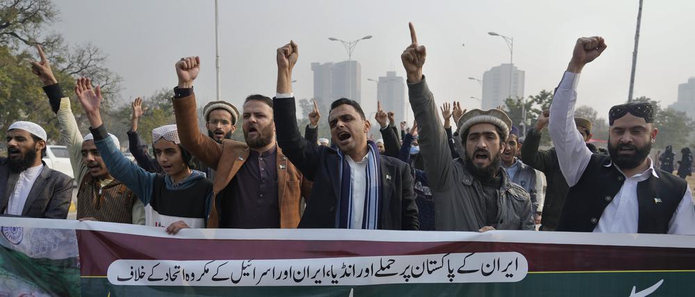 In Islamabad protestieren Pakistaner gegen den Angriff aus dem Iran.