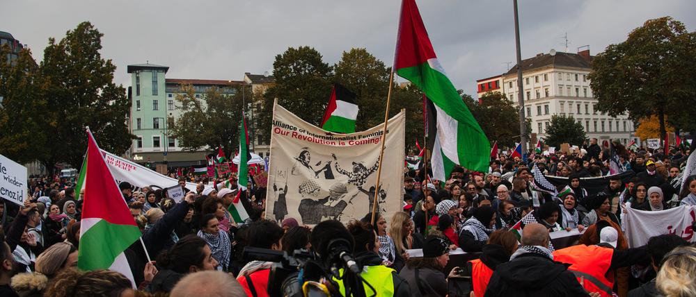 Mehrere Tausend Menschen ziehen bei einer Pro-Palästina-Demonstration unter starkem Polizeischutz durch Kreuzberg.