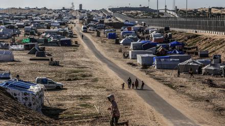 Zelte stehen an der ägyptischen Grenze im südlichen Gazastreifen. 