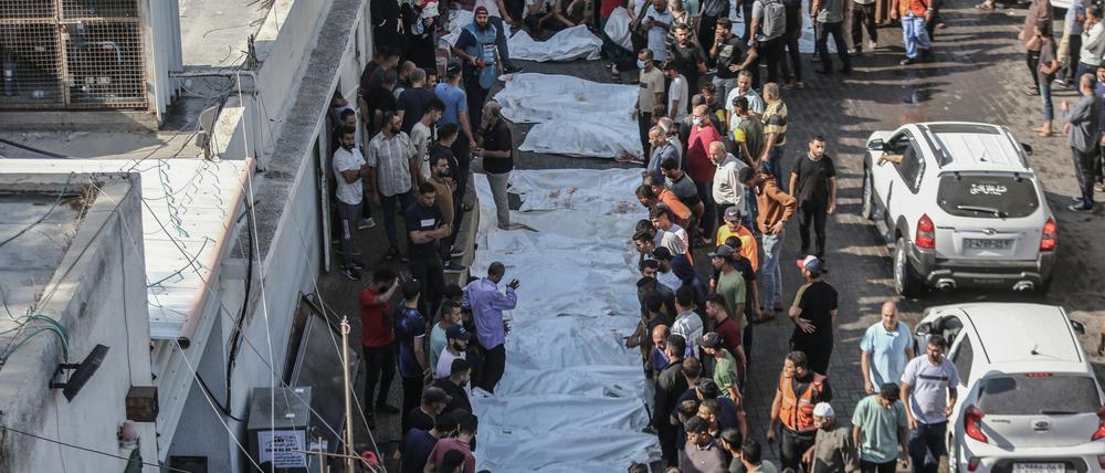 Palästinenser trauern am Al-Shifa-Krankenhaus um die Opfer nach israelischen Luftangriffen. 