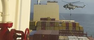 Der Ausschnitt eines Videos soll zeigen, wie ein iranischer Hubschrauber bewaffnete Einsatzkräfte auf dem Schiff absetzt.