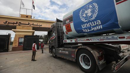 Ein Tankwagen des Hilfswerks der Vereinten Nationen für palästinensische Flüchtlinge im Nahen Osten (UNRWA) steht in der Schlange, um vom Grenzübergang Rafah in die palästinensischen Gebiete zu gelangen.