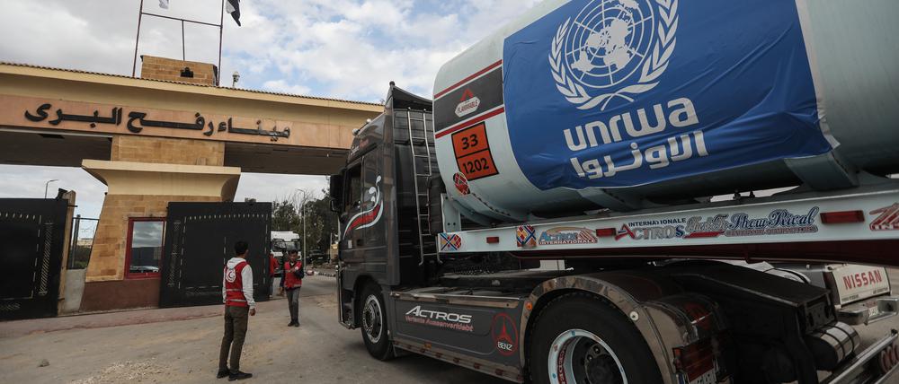 Ein Tankwagen des Hilfswerks der Vereinten Nationen für palästinensische Flüchtlinge im Nahen Osten (UNRWA) steht in der Schlange, um vom Grenzübergang Rafah in die palästinensischen Gebiete zu gelangen.