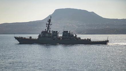 Der Lenkwaffenzerstörer «USS Carney» fährt in der Bucht von Souda. 