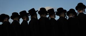 Ultraorthodoxe jüdische Männer beten auf einem Hügel in Israel.