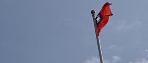 Die Nationalflagge Taiwans weht an einem Mast in Taipeh (Archivbild vom 12.01.2024).