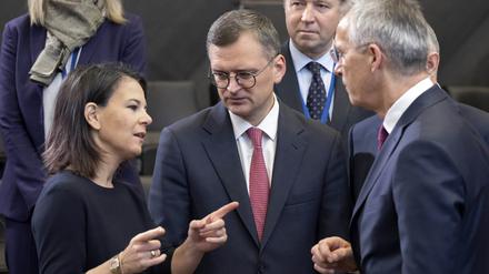 Annalena Baerbock (Bündnis 90/Die Grünen, l), Außenministerin von Deutschland, unterhält sich mit Dmytro Kuleba (M), Außenminister der Ukraine, und Jens Stoltenberg, Generalsekretär der NATO.