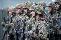 Deutsche Bundeswehr-Soldatin beim Nato-Bataillon in Litauen Foto: dpa/Bernd von Jutrczenka