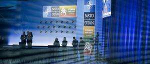 Das Logo der NATO spiegelt sich beim NATO-Gipfel im litauischen Vilnius in einer Scheibe. 