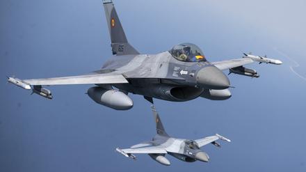 22.05.2023, Litauen, -: F-16-Kampfjets der rumänischen Luftwaffe, die an der Baltic Air Policing Mission der Nato im Baltikum teilnehmen, operieren am Montag, 22. Mai 2023 im litauischen Luftraum. Foto: Mindaugas Kulbis/AP +++ dpa-Bildfunk +++
