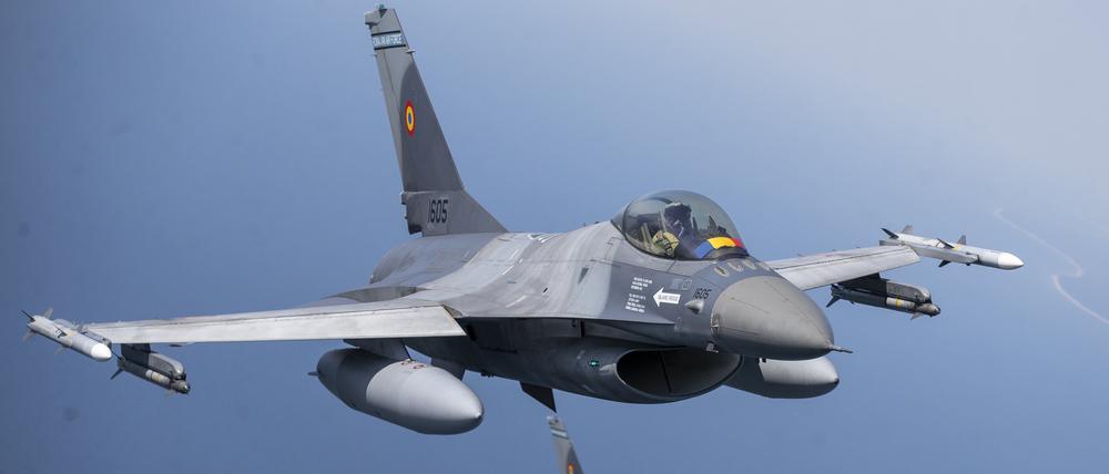 22.05.2023, Litauen, -: F-16-Kampfjets der rumänischen Luftwaffe, die an der Baltic Air Policing Mission der Nato im Baltikum teilnehmen, operieren am Montag, 22. Mai 2023 im litauischen Luftraum. Foto: Mindaugas Kulbis/AP +++ dpa-Bildfunk +++