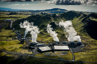 Dampf steigt vom Thermalkarftwerk Hellisheidi auf. Auf dem Geläde seht eine Anlage der Firma Climeworks, die der Luft CO2 entziehen kann. Foto: picture alliance/dpa/CarbFix