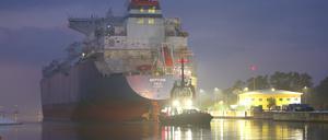Das LNG-Spezialschiff „Neptune“ im Industriehafen von Lubmin..