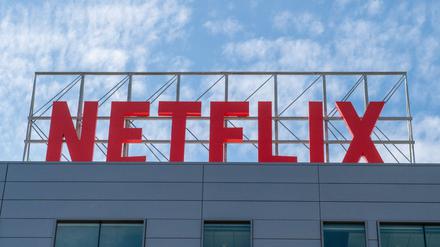 Das Logo von Netflix ist auf einem Gebäude des Videostreaming-Anbieters zu sehen. 