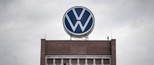 Ein großes VW-Logo steht auf dem Verwaltungshochhaus vom Volkswagen-Werk in Wolfsburg.