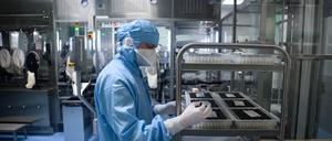 Mitarbeiter kontrollieren die Funktionalität der neuen Arzneimittel-Produktionsanlage STE 1 der Bayer AG in Berlin-Wedding. Bayer hat rund 130 Millionen Euro in die neue Arzneimittel-Produktionsanlage investiert und erhofft sich dadurch eine schnellere Marktverfügbarkeit neuer Produkte. +++ dpa-Bildfunk +++