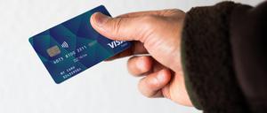 Ein Geflüchteter hält eine Debitkarte in der Hand (Symbolbild).