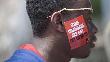 Ein ugandischer Mann während der LGBT-Pride-Feierlichkeiten