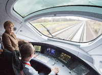 Wer Höhenangst hat, schließt besser die Augen. Zwei ICE-T fahren in einer Parallelfahrt am 09.12.2015 zur Streckeneinweihung über die Unstruttalbrücke bei Karsdorf (Sachsen-Anhalt).