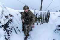 Ein ukrainischer Soldat im schneebedeckten Schützengraben an der Front in der von Russland besetzten Ostukraine. Foto: dpa