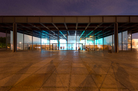 Die Neue Nationalgalerie bei Nacht. Foto: dpa