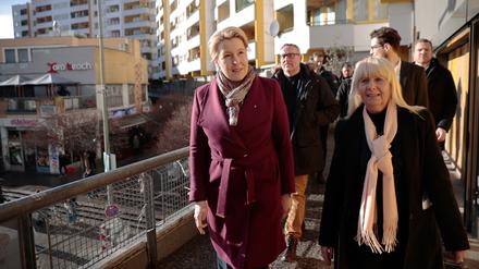 Franziska Giffey (SPD), regierende Bürgermeisterin von Berlin, und Iris Spranger (M, SPD), Senatorin für Inneres, Digitalisierung und Sport, gehen zu der neuen Polizeiwache am Kottbusser Tor.