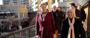 Franziska Giffey (SPD), regierende Bürgermeisterin von Berlin, und Iris Spranger (M, SPD), Senatorin für Inneres, Digitalisierung und Sport, gehen zu der neuen Polizeiwache am Kottbusser Tor.