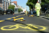 Verkehrswende durch Coronakrise: Ein Bauarbeiter sprüht ein Fahrradsymbol auf die Frankfurter Allee. Foto: Sven Braun/dpa