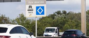 Dieses neue Verkehrszeichen kennzeichnet eine Fahrspuren auf der Straßburger Stadtautobahn M35.  