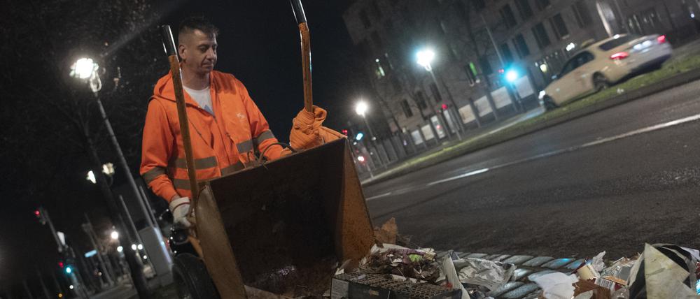 Am frühen Neujahrstag räumen Mitarbeiter der Berliner Stadtreinigung (BSR) den Müll der Feiernden aus der Silvesternacht von der Straße.