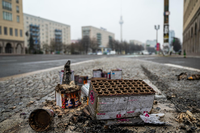 Abgebrannte Feuerwerkskörper liegen im Berliner Ortsteil Alt-Hohenschönhausen auf der Straße.  Foto: dpa