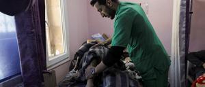 Ein Arzt im syrischen Erdbebengebiet untersucht einen Patienten.